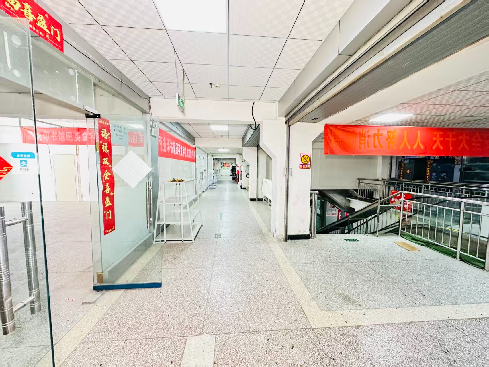 西下池永前街引入人工智能技术应用场景，推动AI与商业、零售、电商、企业服务等领域融合发展。